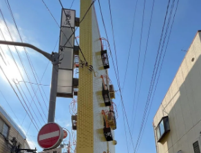 東京の通りに建つ極端に薄いアパートの外観